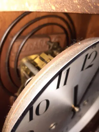 Reloj de pared antiguo de madera