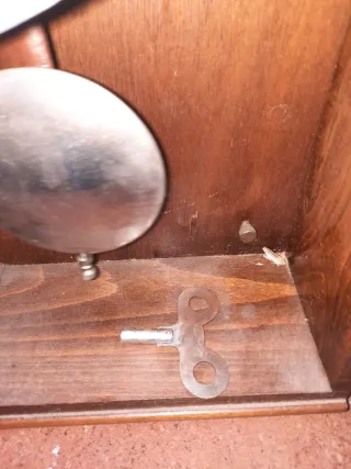 Reloj de pared antiguo de madera