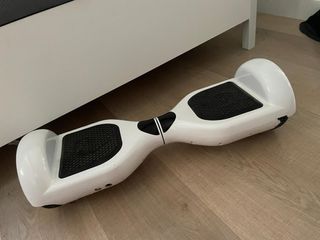 Hoverboard blanco con casco y cargador en su caja