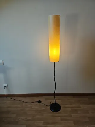 Lámpara de pie beige y negra