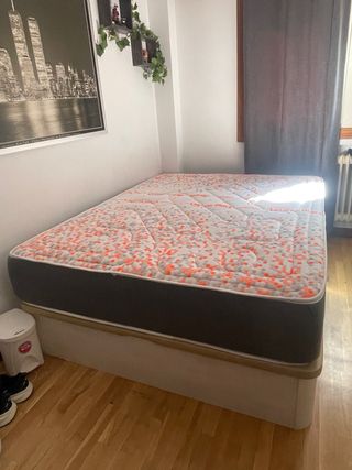 Canape tela naranja y blanco con un colchón de 30