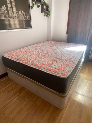 Canape tela naranja y blanco con un colchón de 30