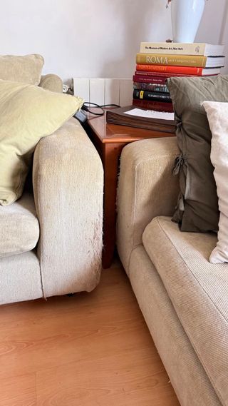 Sofá beige y verde oliva de tela