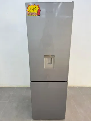 Nevera Daewoo plateada con dispensador