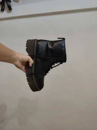 Botas negras con cremallera y cordones