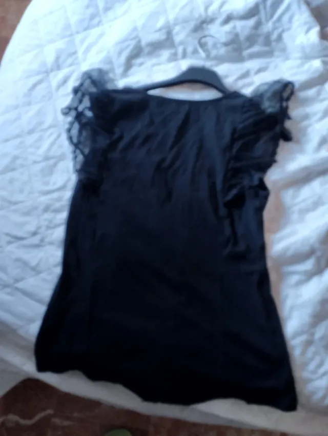 Maglia smanicata nera con pizzo