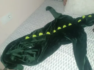 Pijama de dinosaurio verde