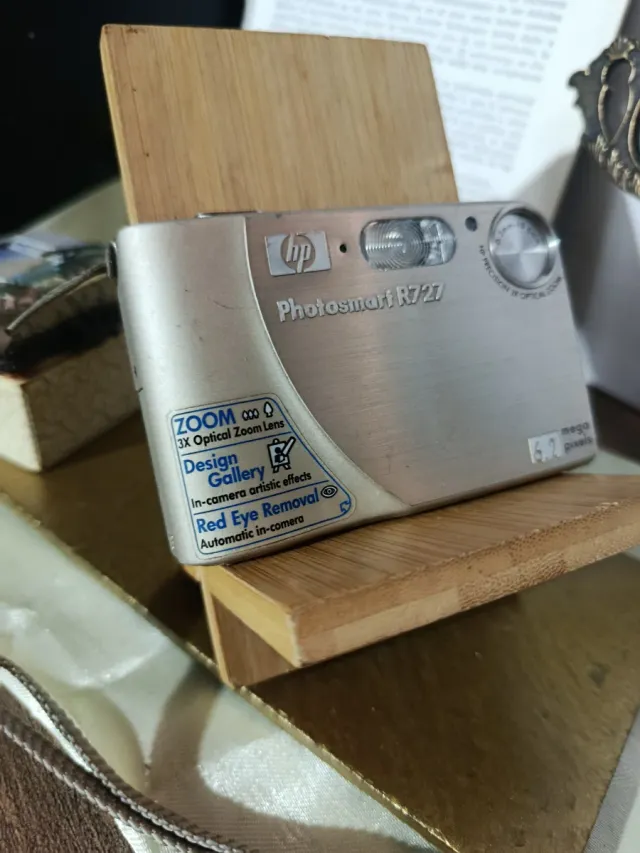 Fotocamera digitale HP Photosmart R727 da 6,2 MP in lettura