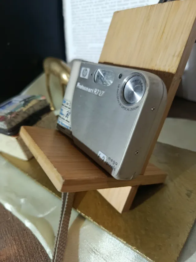 Fotocamera digitale HP Photosmart R727 da 6,2 MP in lettura