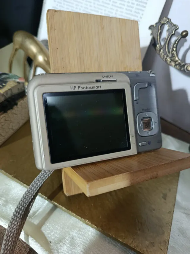 Fotocamera digitale HP Photosmart R727 da 6,2 MP in lettura