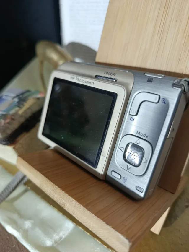 Fotocamera digitale HP Photosmart R727 da 6,2 MP in lettura