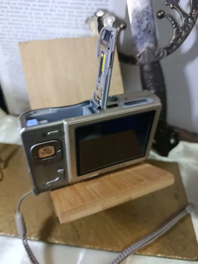 Fotocamera digitale HP Photosmart R727 da 6,2 MP in lettura