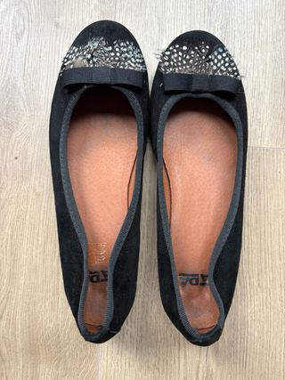 Bailarinas negras con lazo y plumas