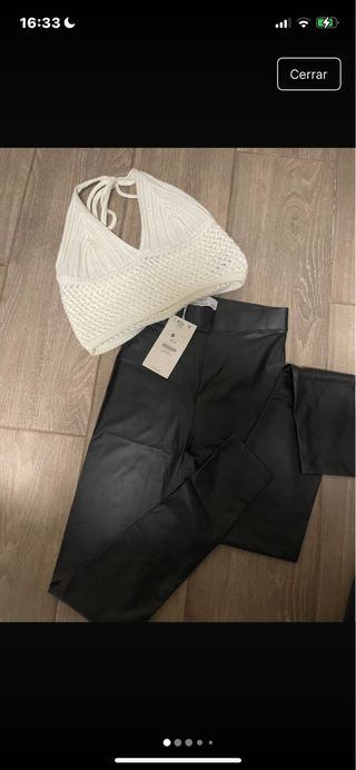 Conjunto top blanco y pantalón cuero negro