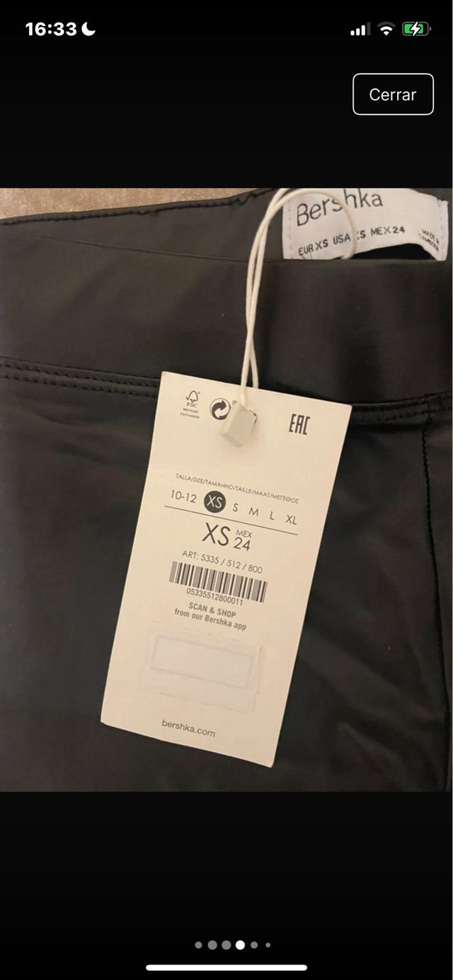 Conjunto top blanco y pantalón cuero negro