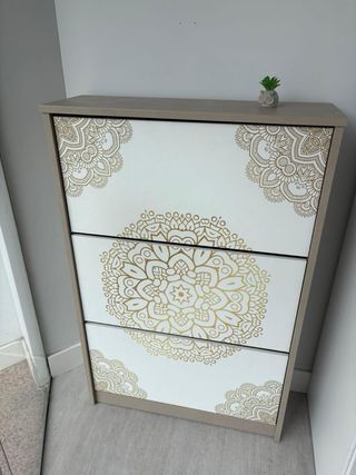 zapatero beige y dorado con diseño mandala