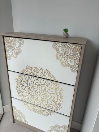 zapatero beige y dorado con diseño mandala