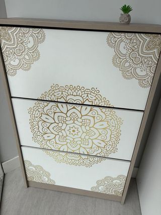zapatero beige y dorado con diseño mandala