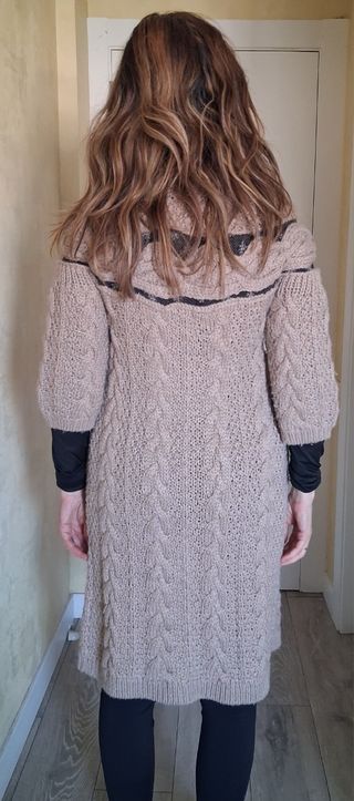 Abrigo largo tejido beige y marrón