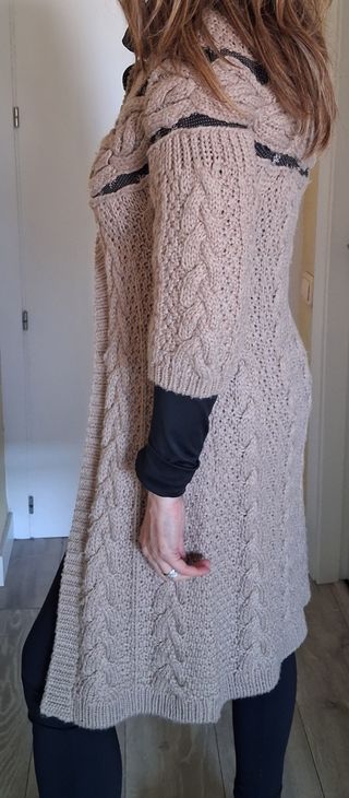 Abrigo largo tejido beige y marrón