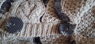 Abrigo largo tejido beige y marrón