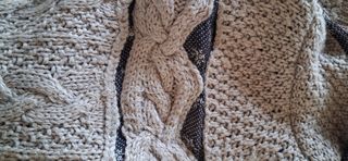 Abrigo largo tejido beige y marrón