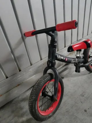 Bicicleta Lovely sin pedales roja y negra