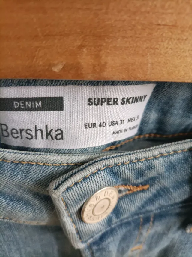 Vaqueros Bershka desgastados talla M