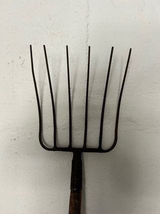 Horca y pala de madera antiguas