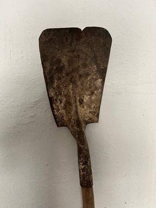 Horca y pala de madera antiguas