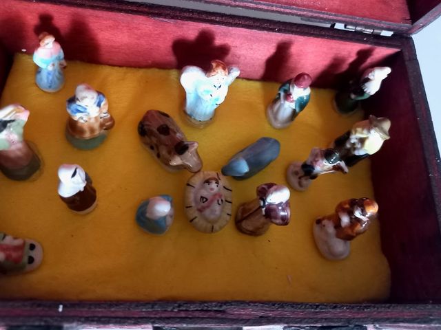 Presepe in miniatura in scrigno di legno