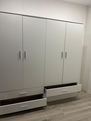 Armario blanco de madera