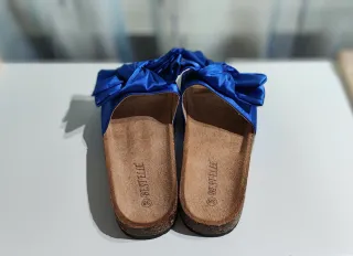 Chinelos de senhora azuis com laço