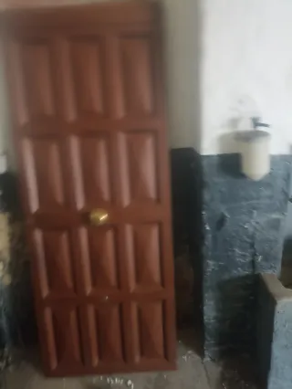 Puerta de hierro con marco y llaves