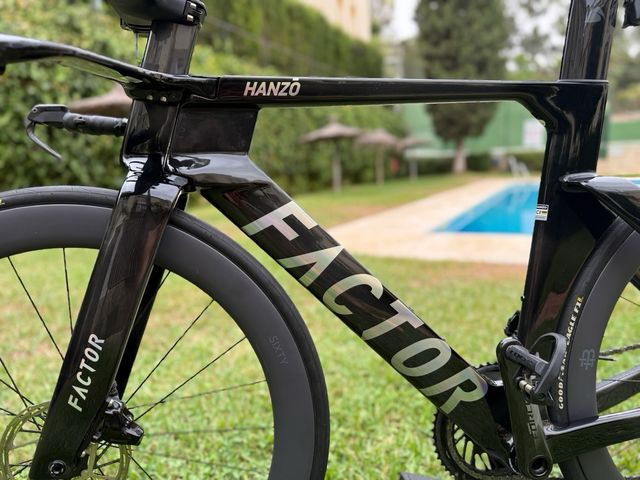 Bicicleta Triatlón Factor Hanzo Negra