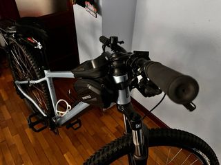 Bicicleta MTB Gris con portaequipajes