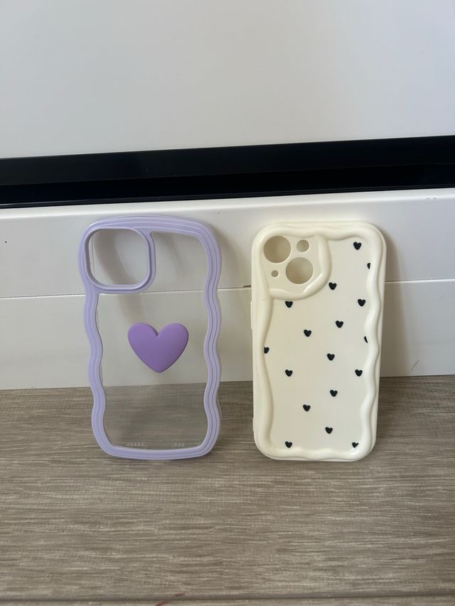 Funda iPhone 14 Morada y Blanca Corazones