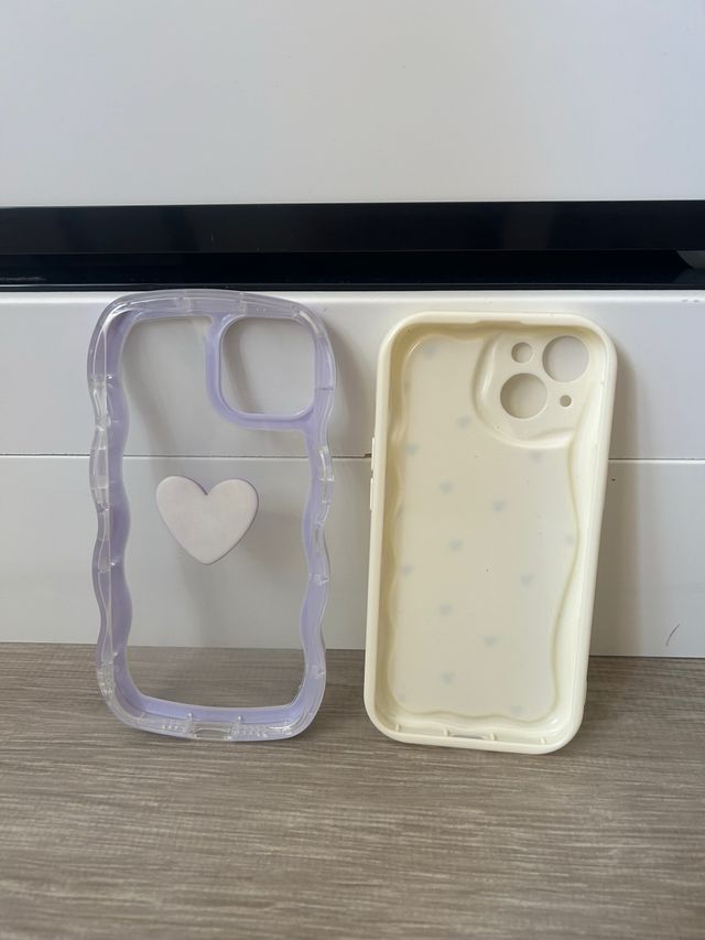 Funda iPhone 14 Morada y Blanca Corazones