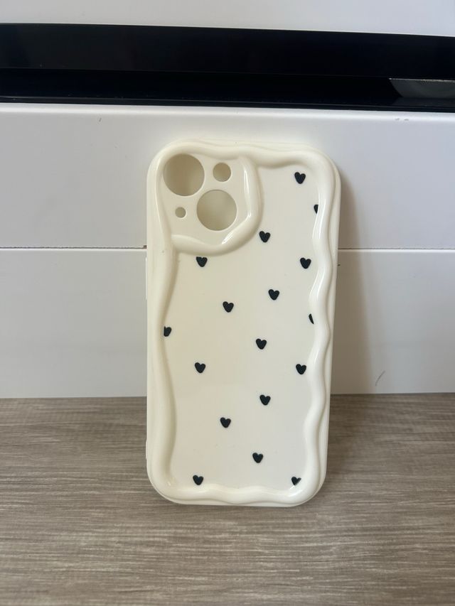 Funda iPhone 14 Morada y Blanca Corazones