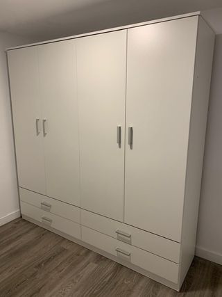 Armario blanco de madera