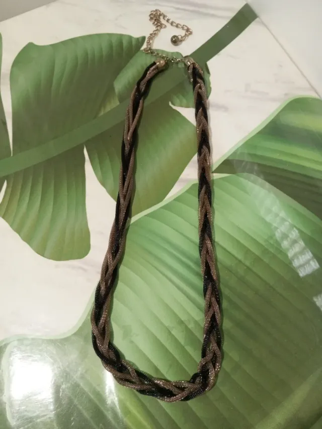 Collar trenzado dorado y negro