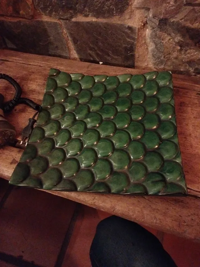Plato decorativo verde escamas cerámica