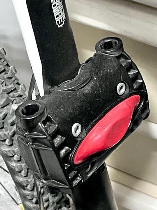 Asiento bici infantil negro fijación cuadro