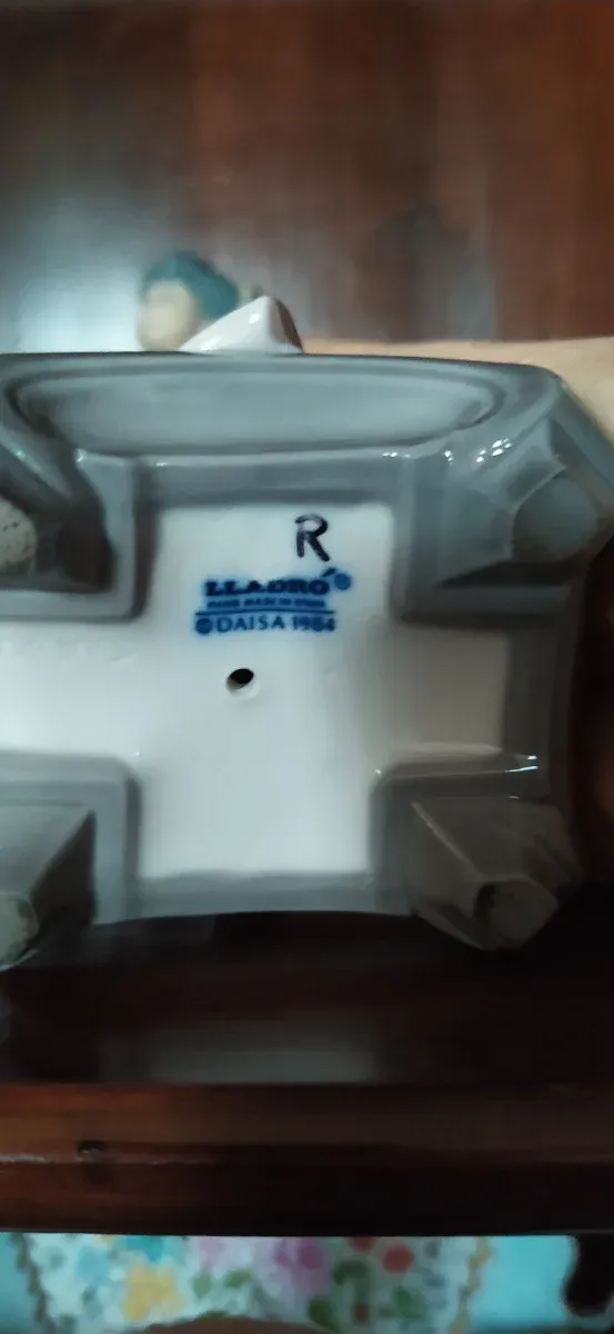 Porcelana Lladró dama japonesa una mano dañada.