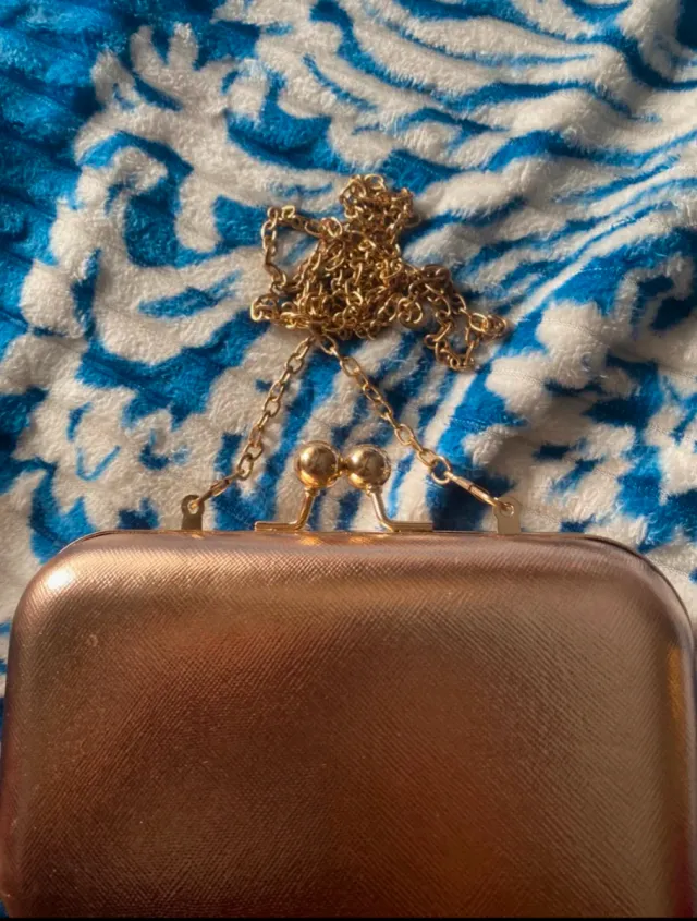 Bolso de fiesta dorado con cadena