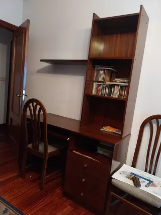 Escritorio de madera con estantería