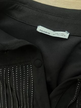 Chaqueta negra con flecos y tachuelas