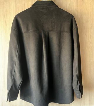 Chaqueta negra con flecos y tachuelas