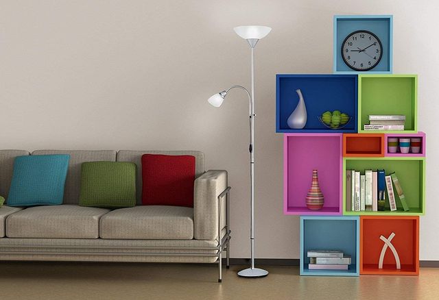 Lámpara de pie plateada y blanca