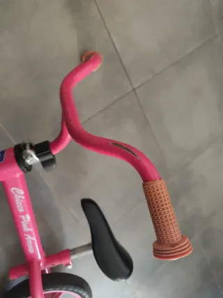 Bicicleta sin pedales rosa